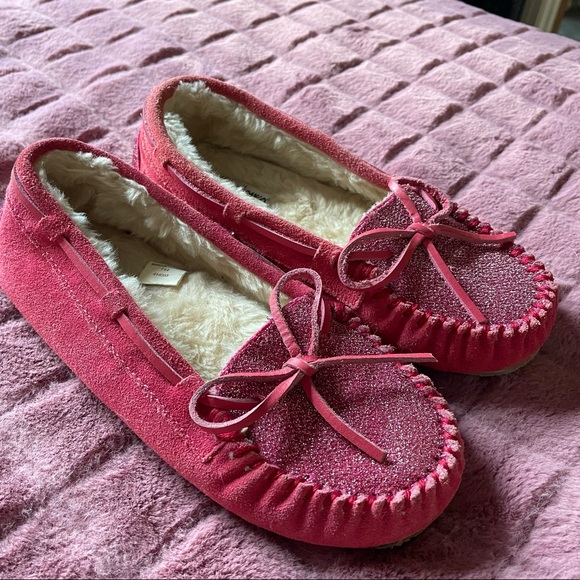 Girls Hot Pink Sparkly Minnetonka Moccasins kids Sz 4 - Picture 1 of 6